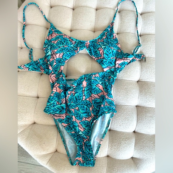 Cut out one-piece swimsuit - Picture 1 of 1